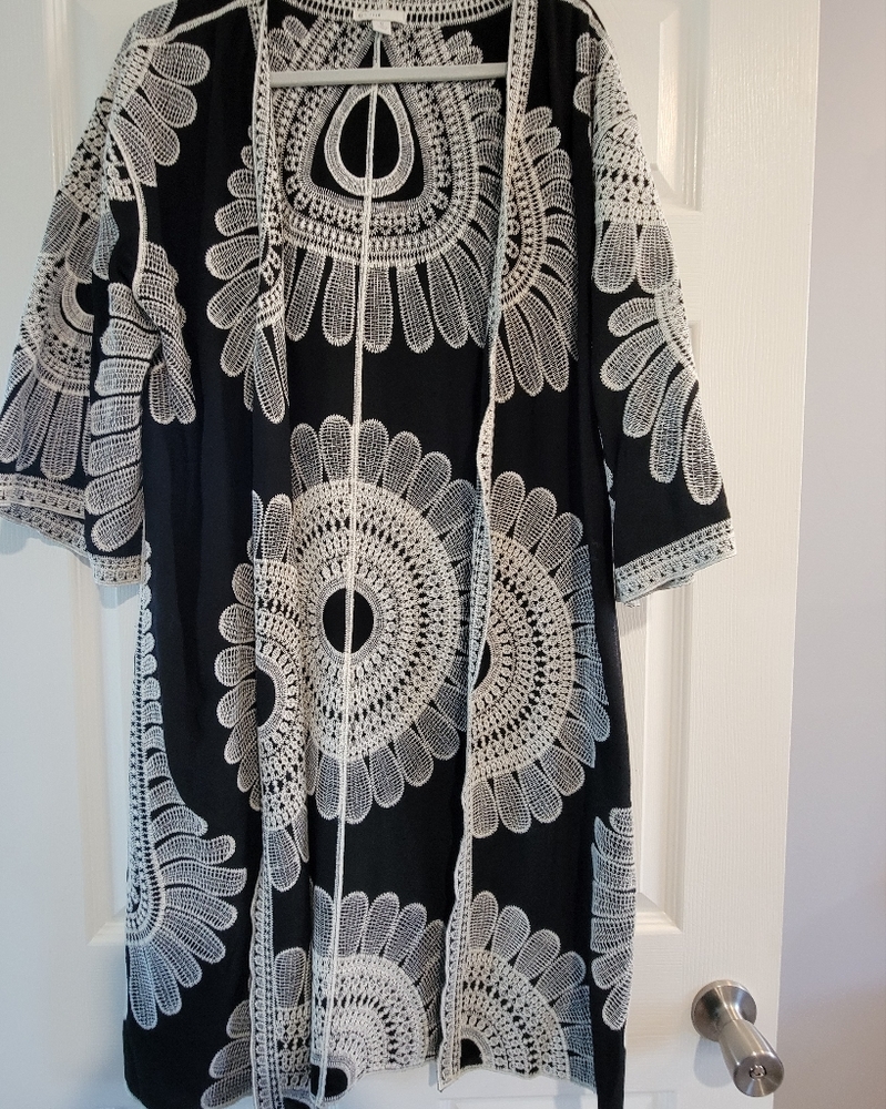 Est. 1846 Womens Kimono Duster Black & White Crocheted Sunflower/Coverup